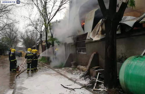 西安一建材城门面房着火 起火原因正在调查