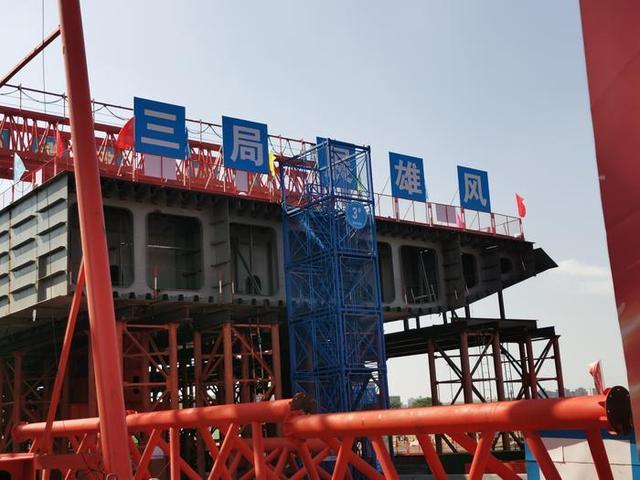 西安市会展中心外围提升改善道路工程 钢箱梁顶推仪式顺利举行